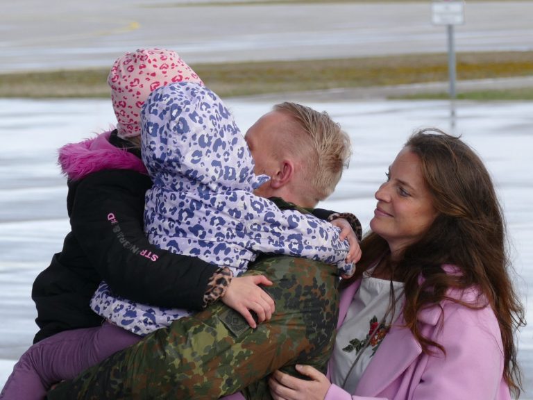 Bundeskanzler Friedrich Merz begrüßt den Hochgebirgszug des Gebirgsjägerbataillons 233 in Nordnorwegen.