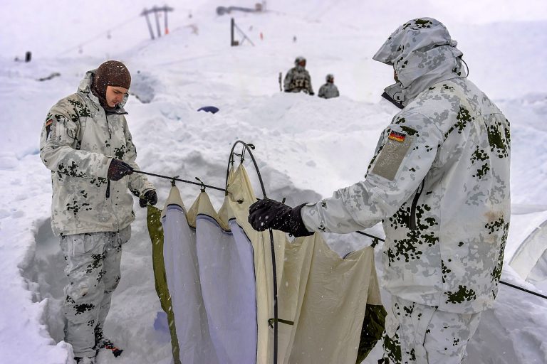 Gemeinsamer Zeltaufbau
